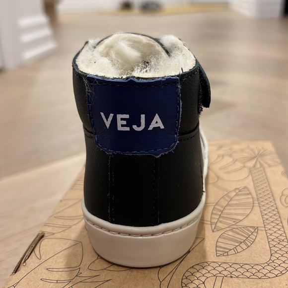 Selling winter fur-Lined Leather Sneakers. High Top, Thick sole, Soft inside - Picture 2 of 3